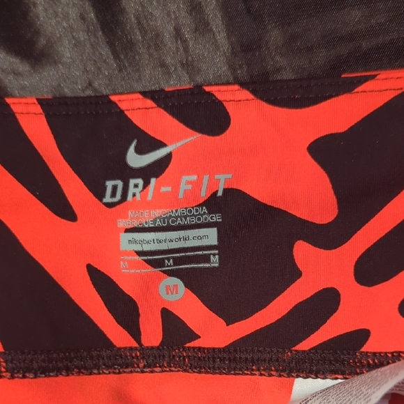 Nike Vibrant Red and Black Graphic Leggings - Picture 2 of 4